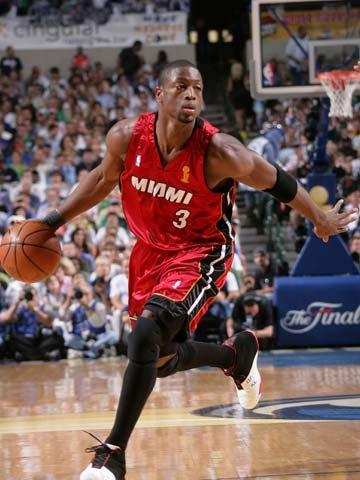 吃饼吃饱饱！徐昕半场5投全中拿12分4板 多次贡献空接暴扣（饼吃到撑！徐昕半场5投5中轰下12分4板 多次完成空接重扣）