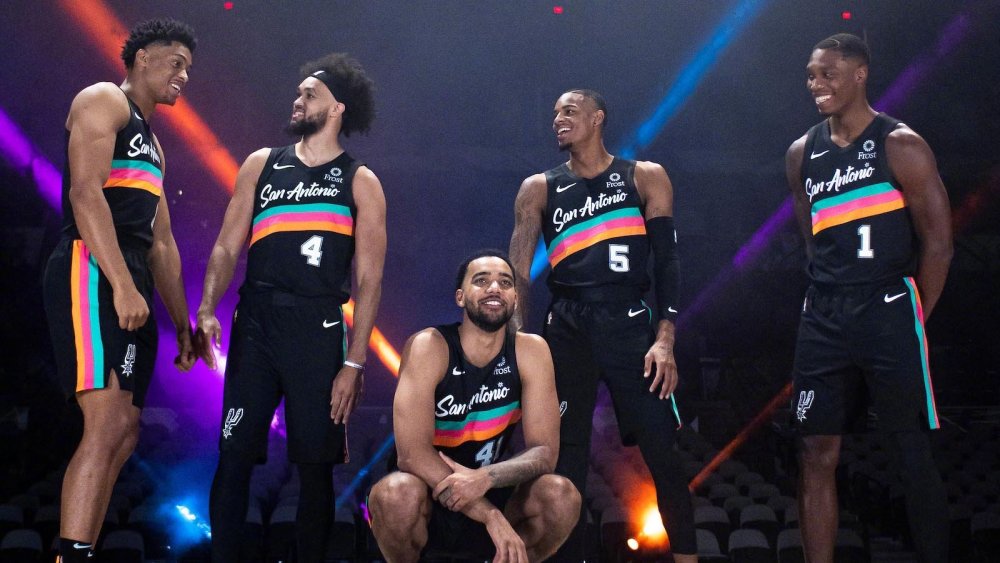 大罗与阿尔卡拉斯切磋网球，还赠送其签名巴西球衣（大罗携手阿尔卡拉斯网球过招，现场赠送签名巴西队球衣）