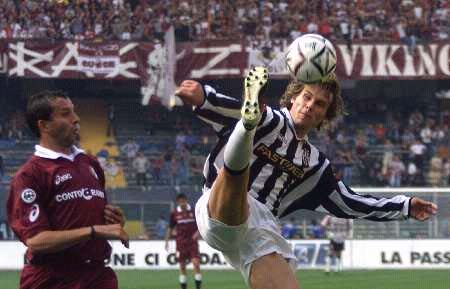 2025中超大结局：海港夺冠，亚泰、梅州降级，法比奥金靴（2025中超收官：海港问鼎，亚泰、梅州降级，法比奥加冕金靴）