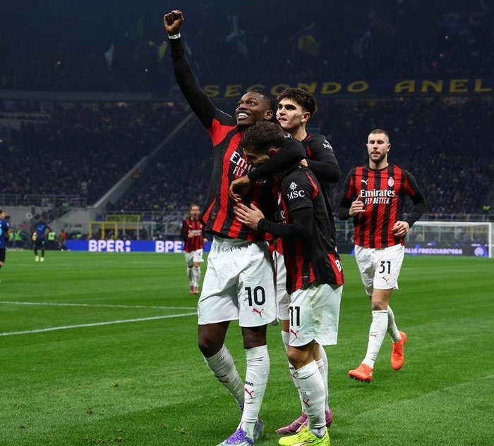 六台：阿隆索赛后没回更衣室，有些皇马球员认为谈判罚是借口（六台称：阿隆索赛后未回更衣室，部分皇马球员质疑“谈判罚”只是借口）